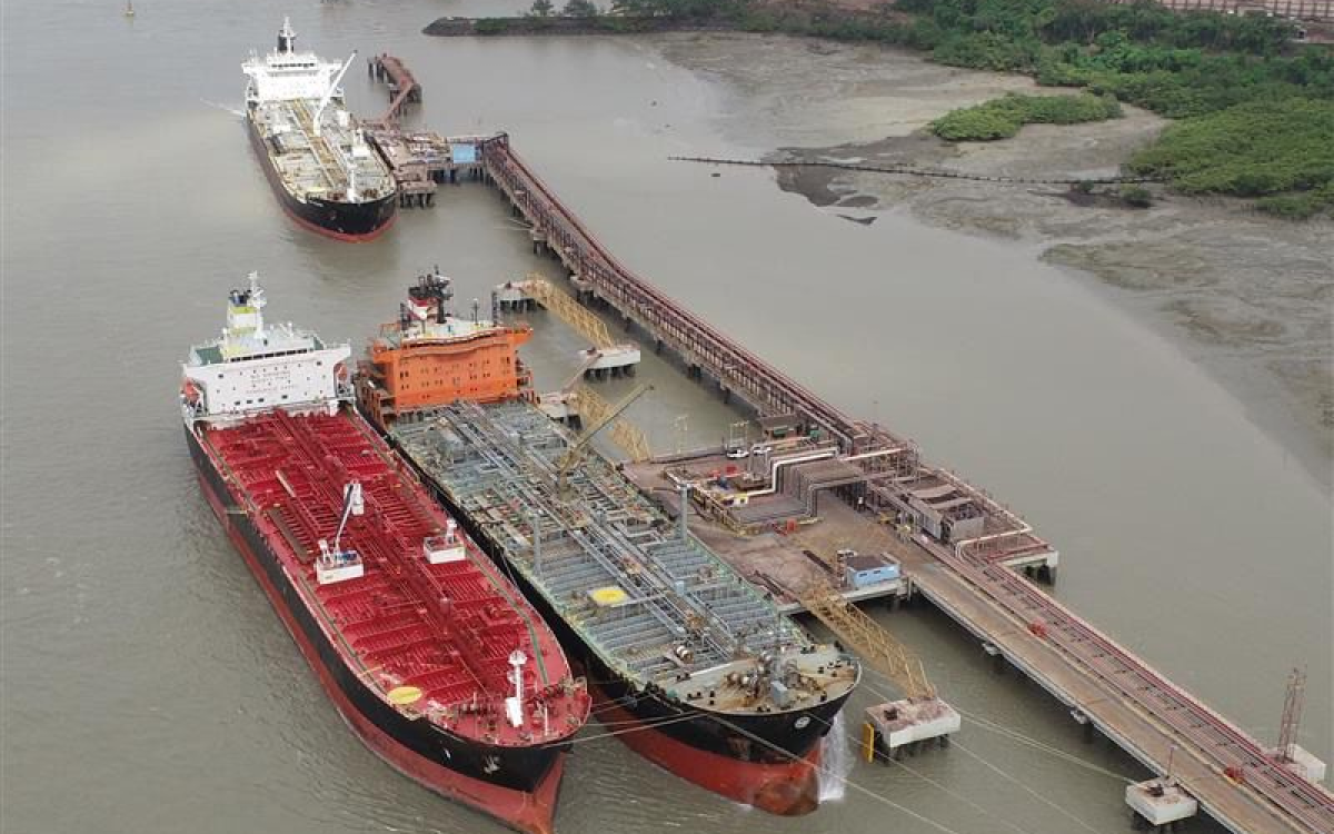 Porto do Itaqui realiza operação simultânea inédita de cinco navios de combustíveis